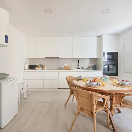 & Sunny 10m To Beach, By Timecooler Apartment *