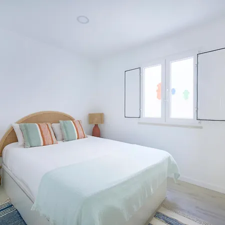Apartment & Sunny 10m To Beach, By Timecooler Setúbal