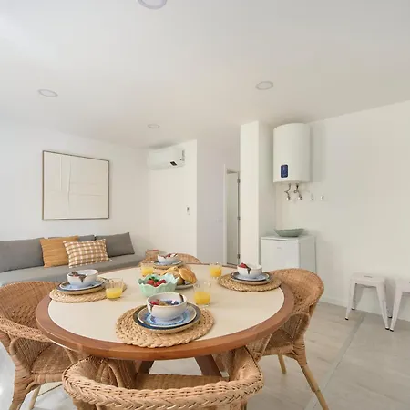 & Sunny 10m To Beach, By Timecooler Apartment