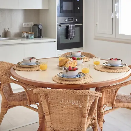 & Sunny 10m To Beach, By Timecooler Apartment *