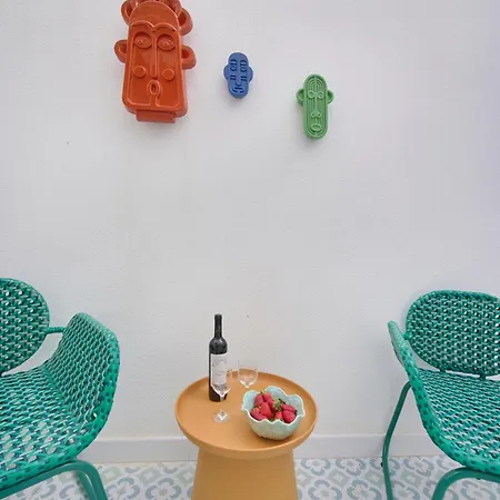 & Sunny 10m To Beach, By Timecooler *