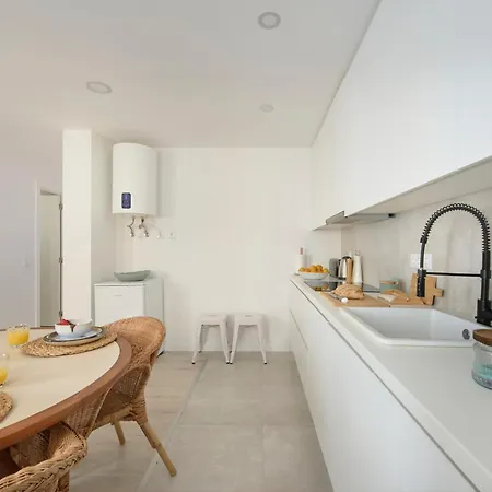 & Sunny 10m To Beach, By Timecooler