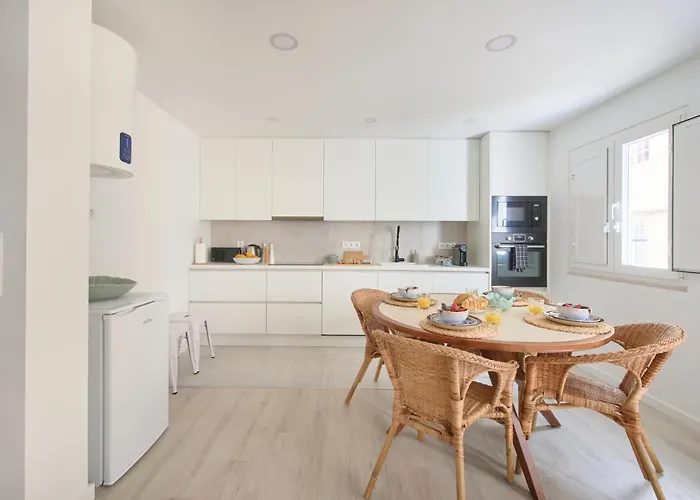 & Sunny 10m To Beach, By Timecooler Apartman *