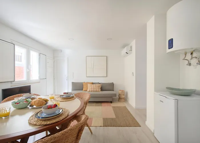 & Sunny 10m To Beach, By Timecooler Apartman Setúbal