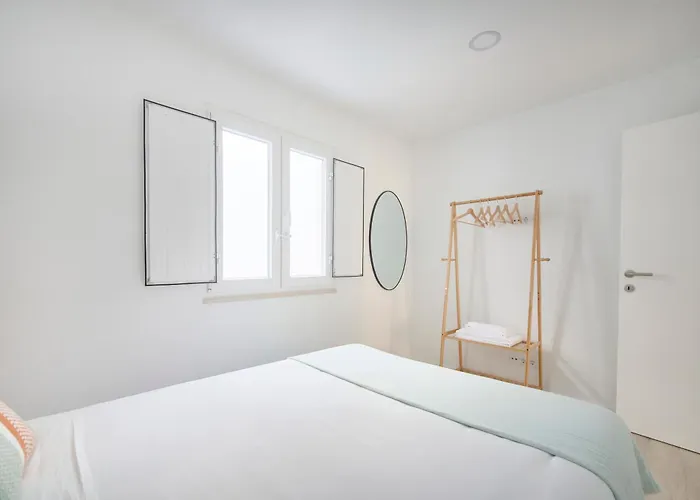 & Sunny 10m To Beach, By Timecooler Apartman *