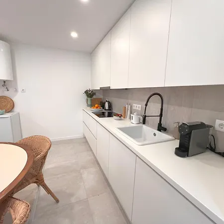 & Sunny 10m To Beach, By Timecooler Apartment *