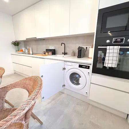 Apartment & Sunny 10m To Beach, By Timecooler *