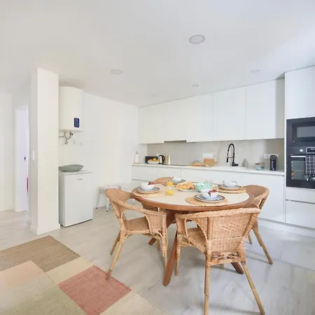 & Sunny 10m To Beach, By Timecooler *