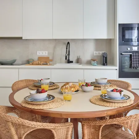 & Sunny 10m To Beach, By Timecooler * سيتوبال